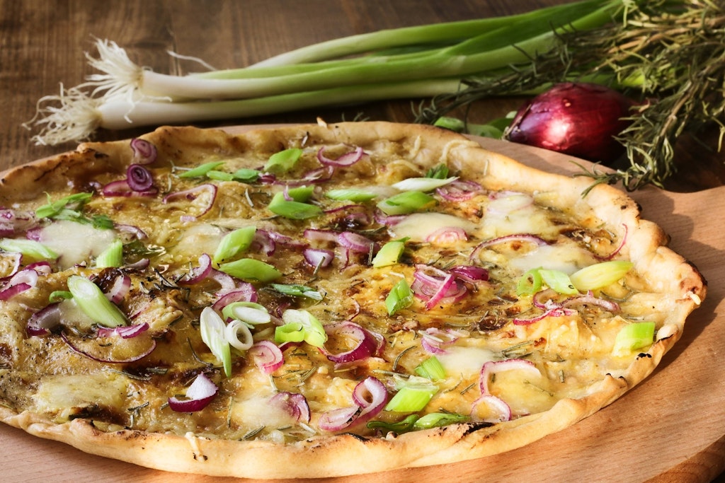 Flammkuchen ist ein leckeres Herbst-Gericht - und noch dazu echt günstig! Probieren Sie das Rezept unbedingt aus.