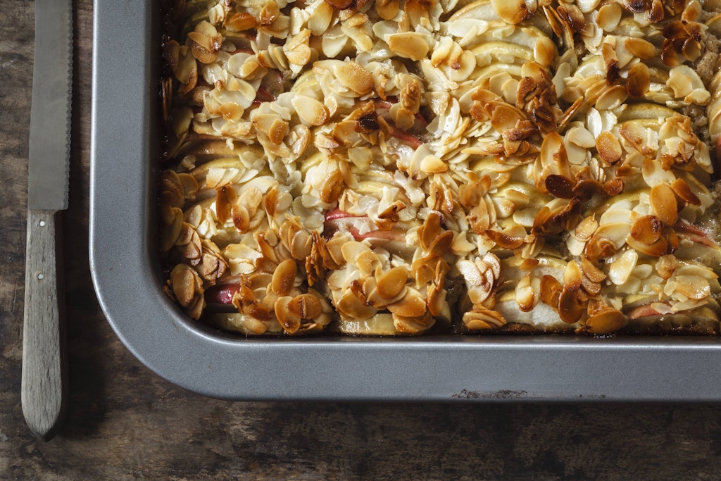 Der schnelle Apfelkuchen mit gerösteten Mandeln.