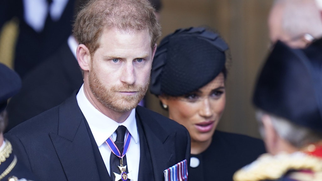 Fotos zeigen, wie schwer der Tod der Queen Harry traf. Er konnte sich nicht von seiner Großmutter verabschieden.