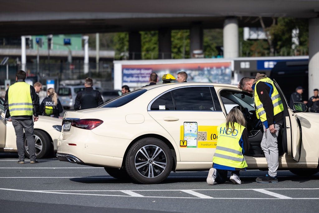 Zollbeamte, hier in Frankfurt, kontrollierten am Samstag bei einer bundesweiten Kontrolle Taxis nach Schwarzarbeit.