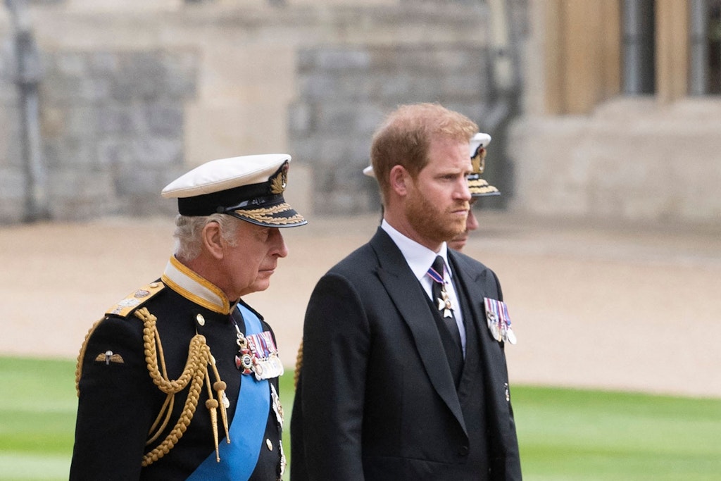 König Charles und Prinz Harry sollen sich am Morgen des Sterbe-Tages der Queen gestritten haben.