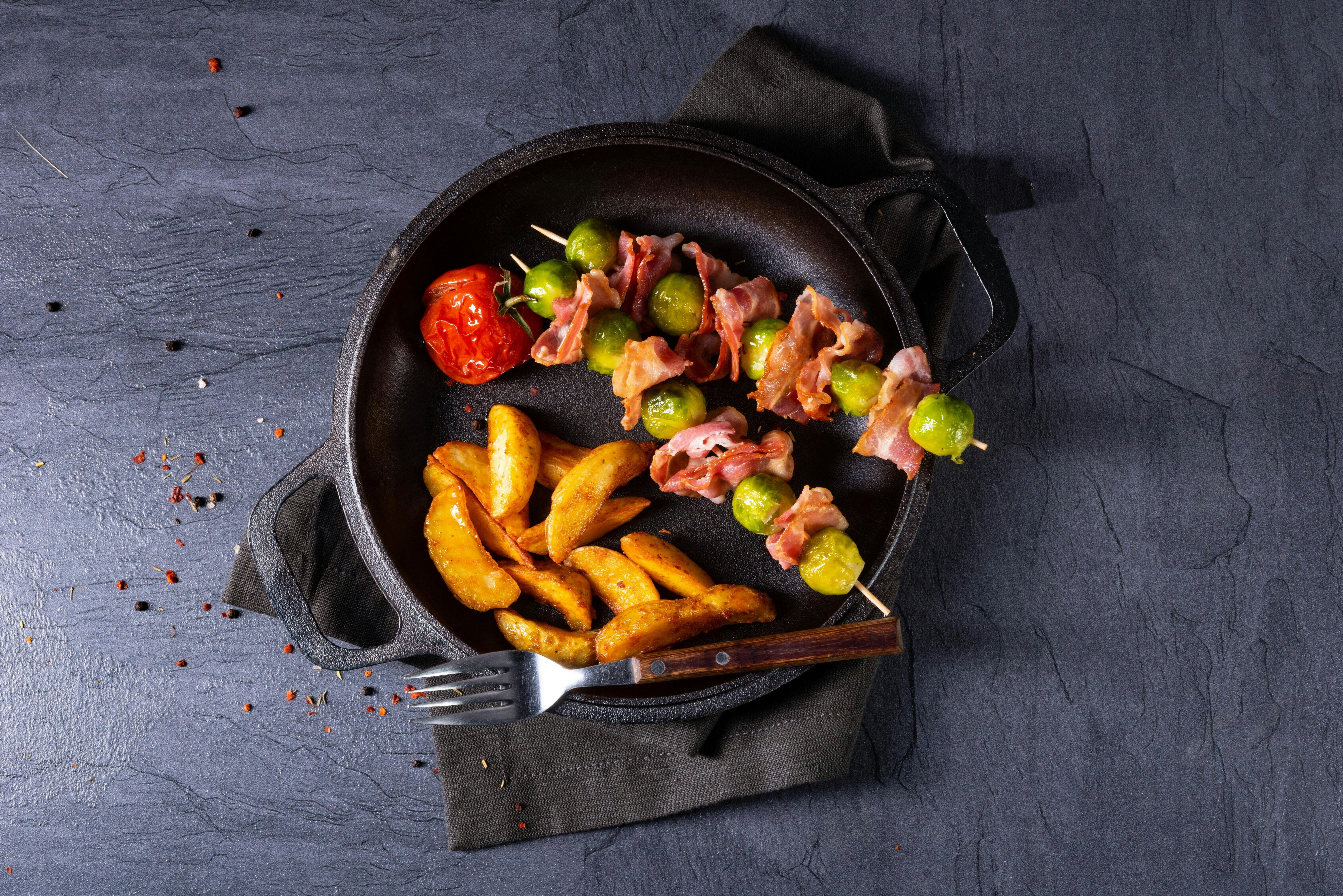 Rosenkohl-Bacon-Spieße mit Kartoffelwedges und Quark-Kräuter-Dip: Das ...