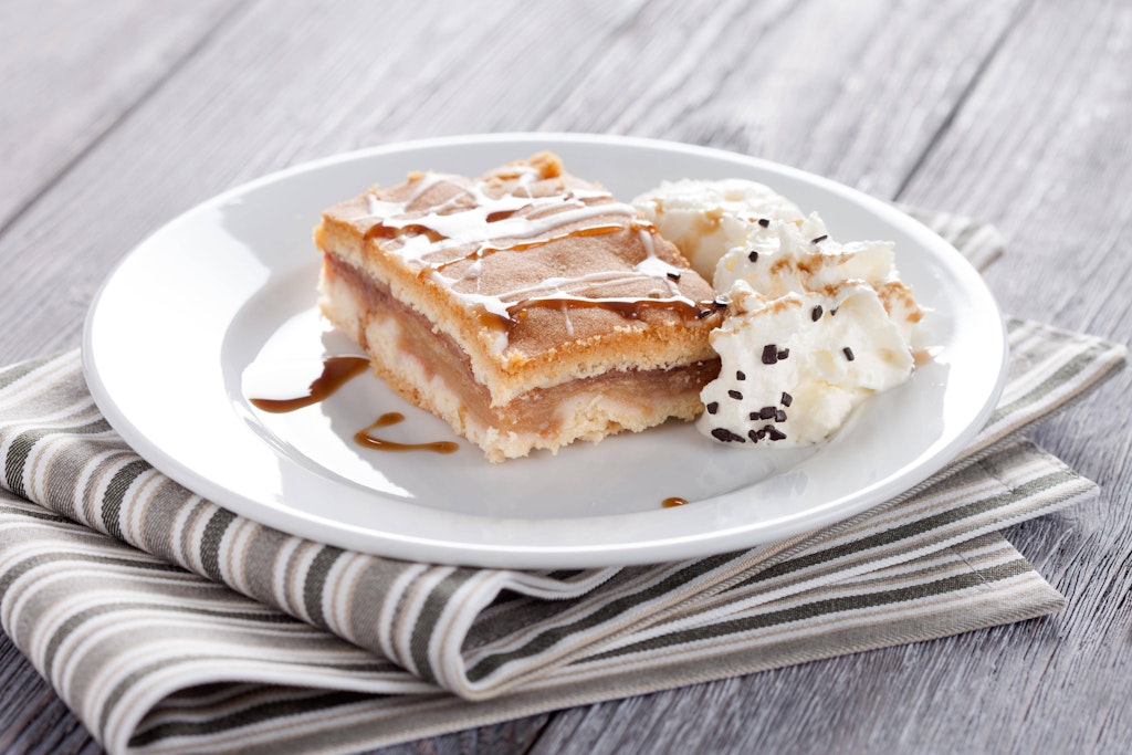 Der Apfelmus-Kuchen wird am besten mit einem großen Klecks frischer Schlagsahne serviert. Das Rezept ist perfekt für das Kaffeetrinken am Nachmittag - und auch spontan machbar.