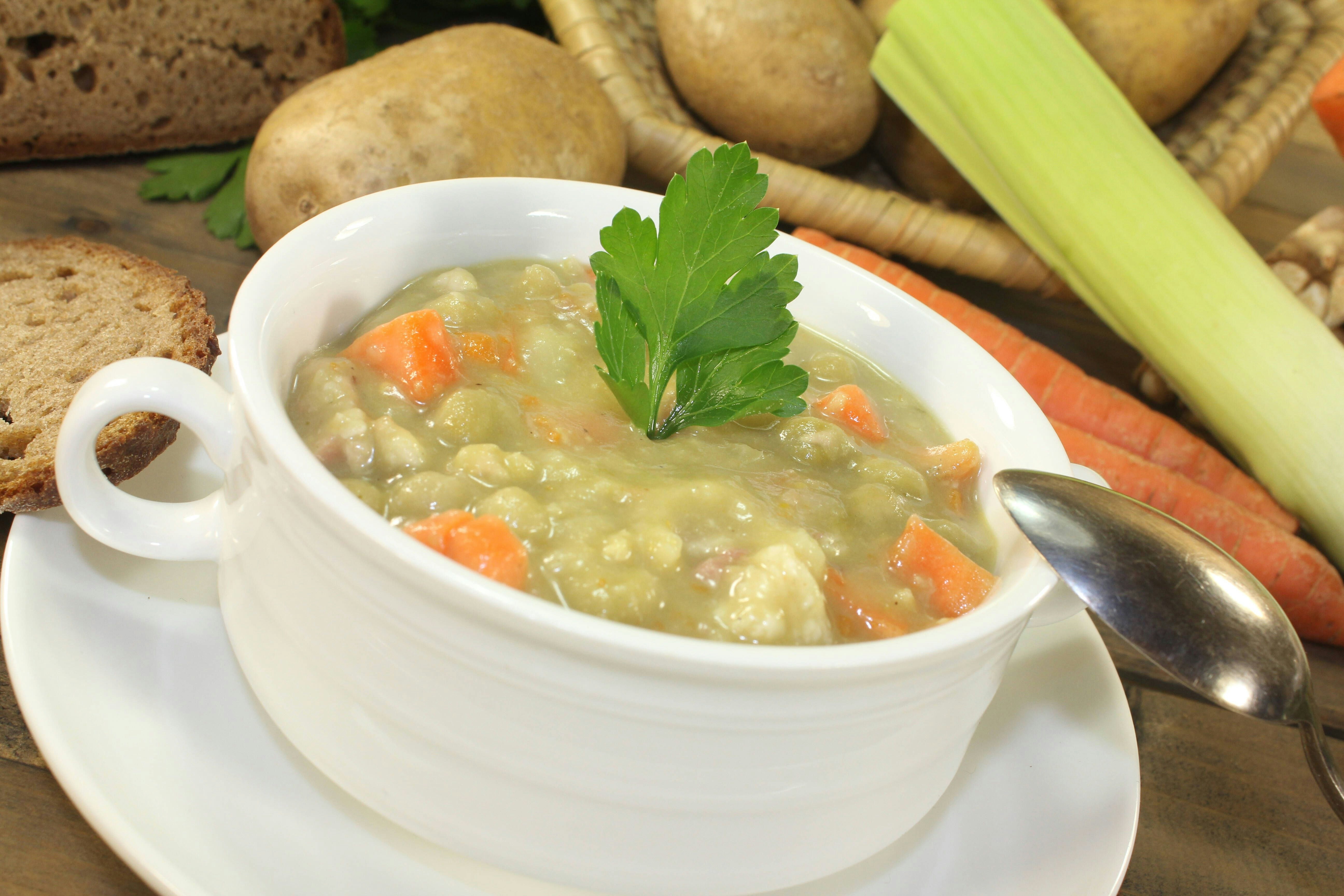 Lecker, heiß und deftig! Rezept für Erbseneintopf mit Würstchen wie in ...