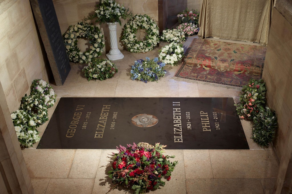 Das ist die Grabplatte für die verstorbene englische Königin Elizabeth II.