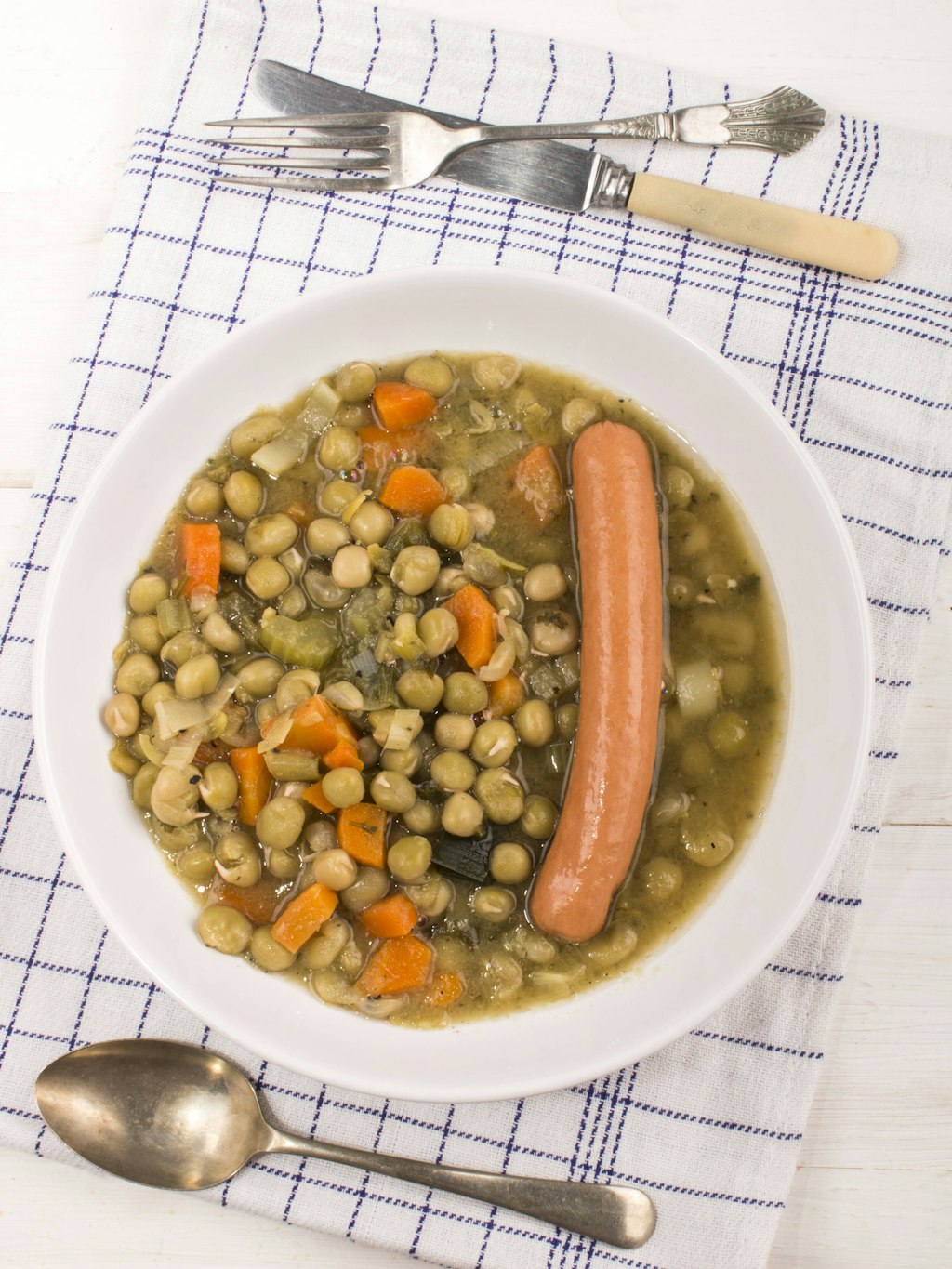 Erbsensuppe mit Würstchen ist ein echter Klassiker - das Rezept kommt direkt aus dem DDR-Kochbuch.