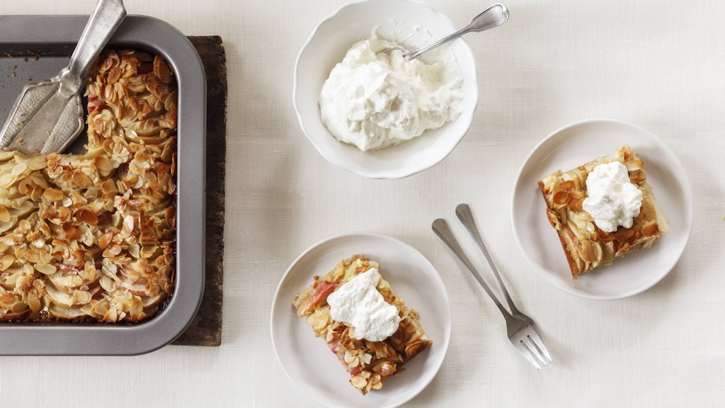 Mit ein bisschen geschlagener Sahne wird der Apfelkuchen zum Hochgenuss.