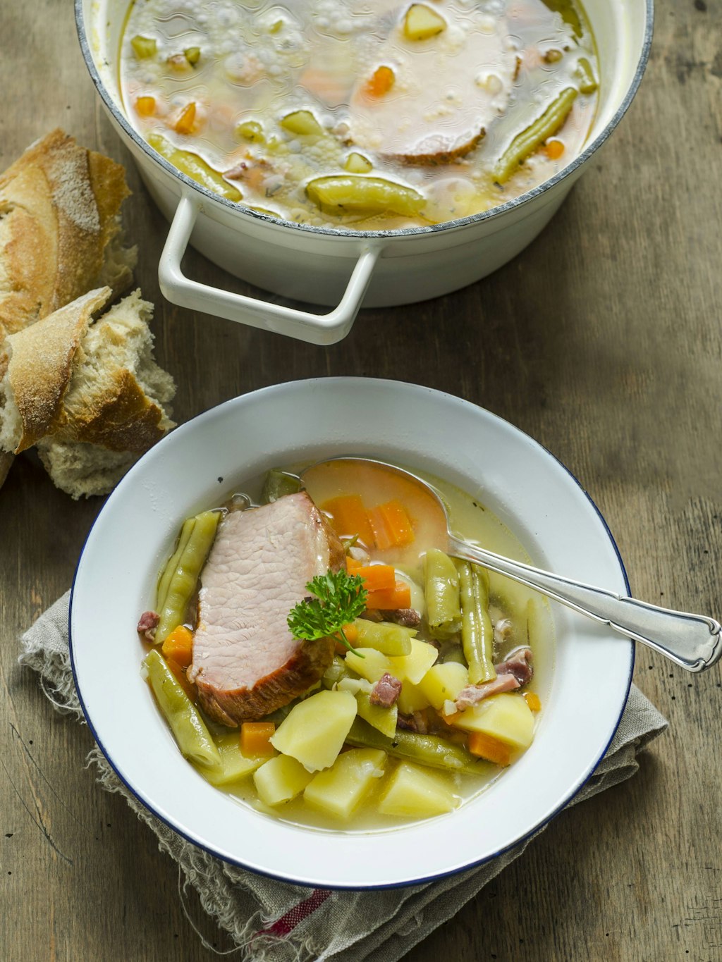 Frische Bohnensuppe schmeckt einfach wunderbar - und dieses Rezept ist einfach und schnell gemacht.