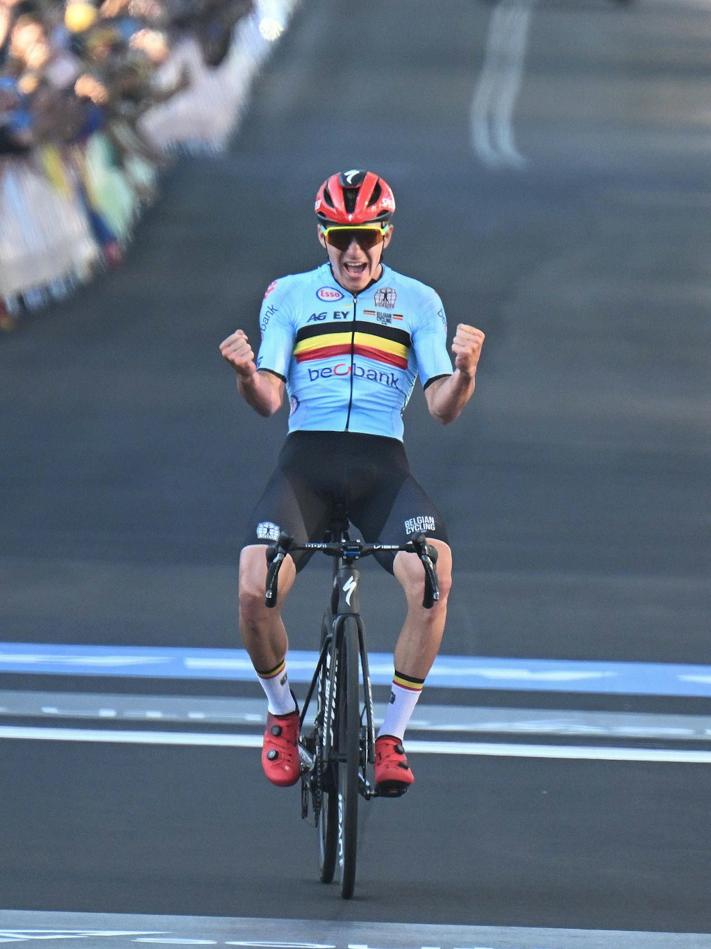 Weltmeister – Belgiens Shootingstar Remco Evenepoel jubelt nach der Fahrt über die Ziellinie.