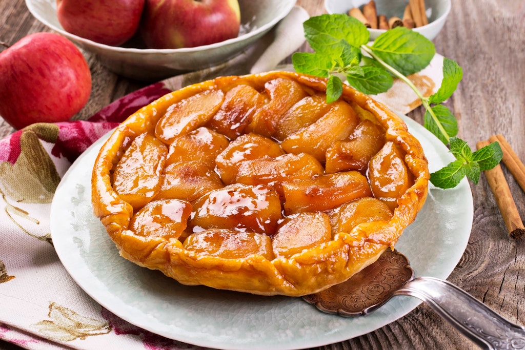 Die Tarte Tatin ist einfach köstlich - und mit einer leckeren Karamell-Schicht überzogen. Hier erfahren Sie, wie das tolle Rezept funktioniert.