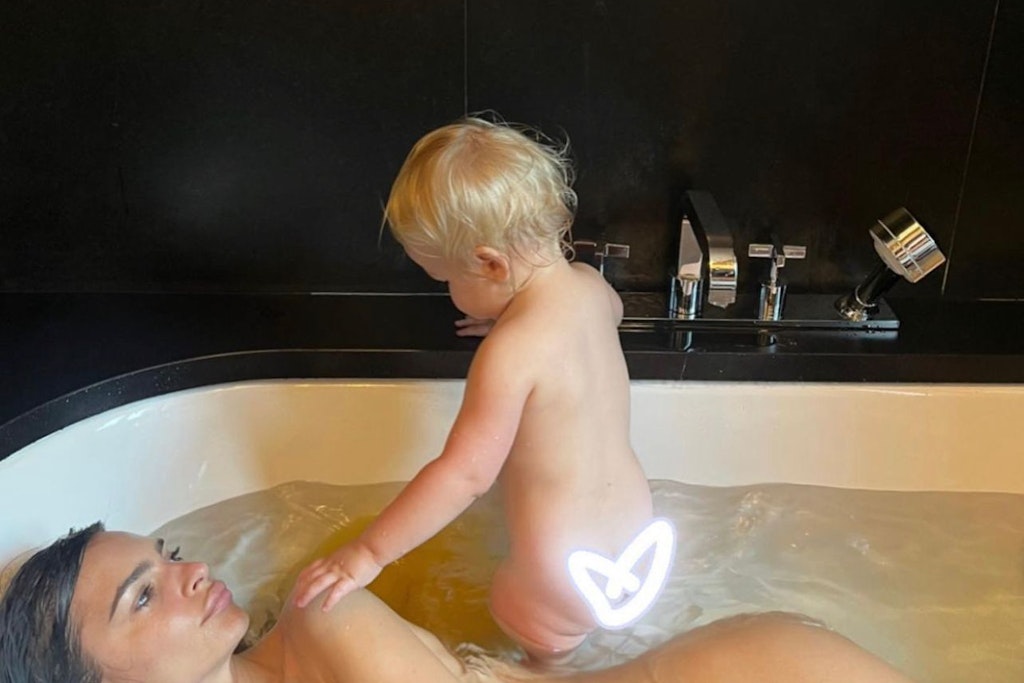 Emily Ratajkowski (31) mit Söhnchen Sylvester (1) in der Badewanne. Seinen Po hat sie beim Instagram-Post mit einem Herzchen bedeckt.