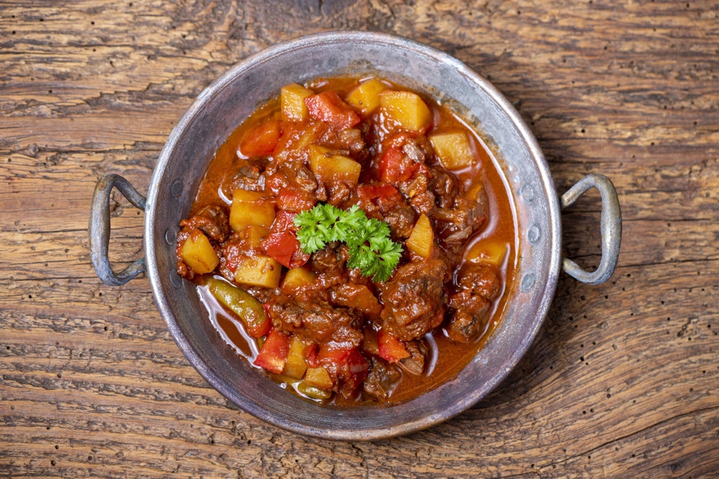 Gulaschsuppe ist ein echter Klassiker - und mit diesem Rezept sehr leicht herzustellen.