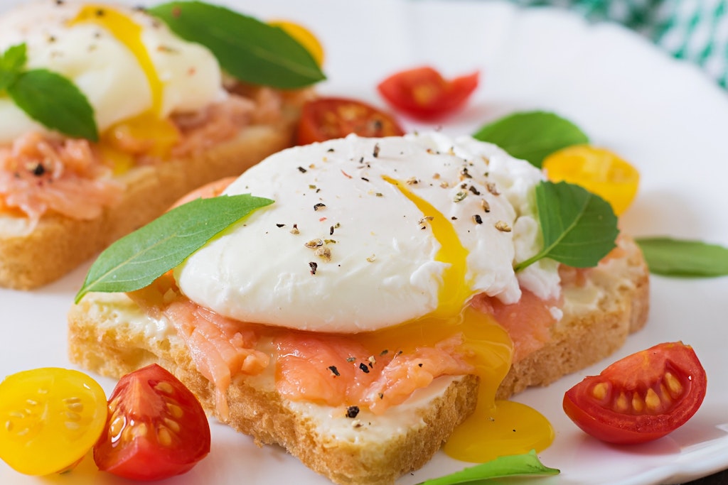Besser als jedes Frühstücksei! Toast mit Schinken oder Lachs und einem verlorenen Ei drauf. Sehr lecker!