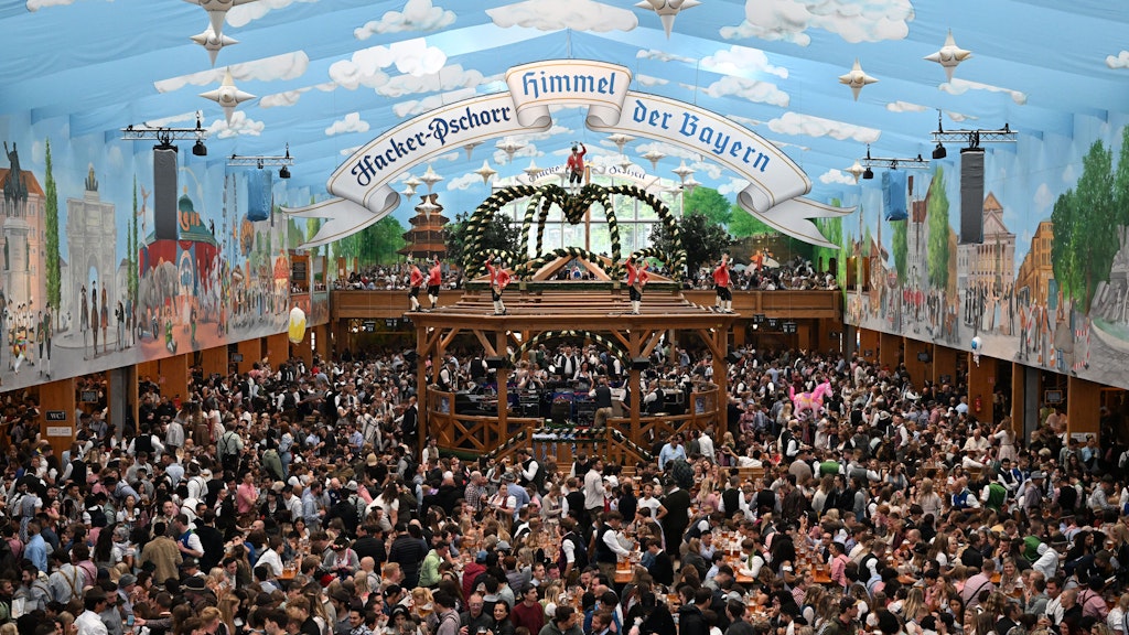 Tausende Menschen finden in den Bierzelten auf dem Oktoberfest einen Platz.