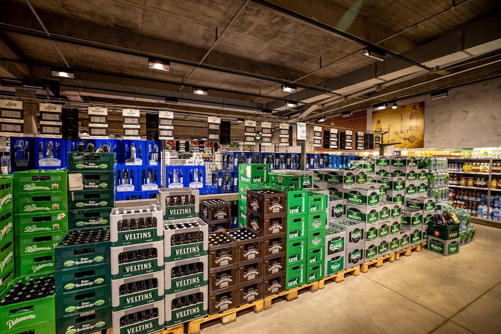 Gestapelte Kästen in einem Getränkemarkt. Mit der Stellenanzeige, die gerade im Netz diskutiert wird, sucht ein Lebensmittelmarkt einen Mitarbeiter für die Getränkeabteilung.