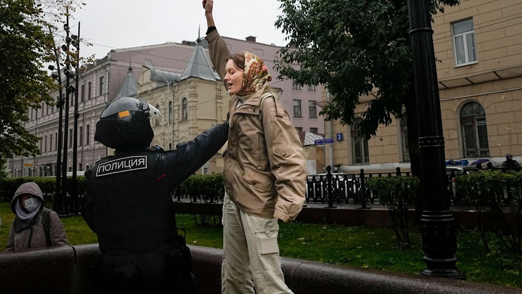 Eine Frau demonstriert in Moskau gegen die Teilmobilisierung für den Krieg gegen die Ukraine.