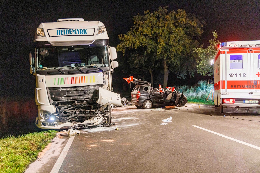 Der Van der Familie wurde durch die Wucht des Aufpralls total zerstört.