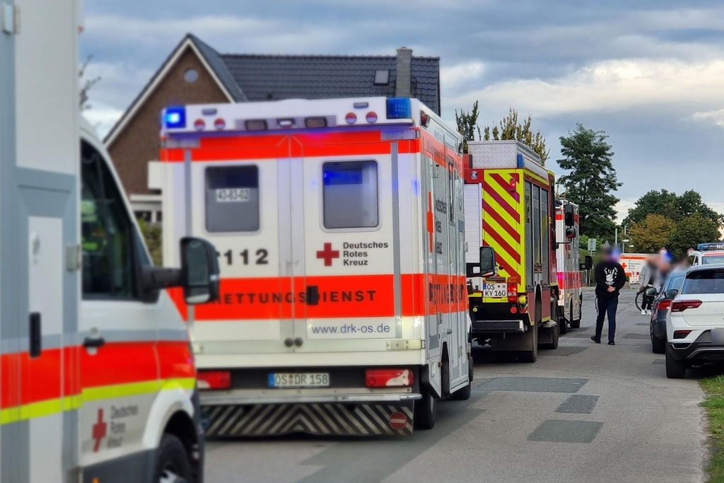 Rettungskräfte stehen vor dem Einfamilienhaus in Fürstenau. 