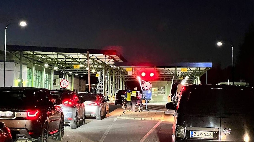 An Russlands Grenzen stauen sich die Autos - viele Menschen versuchen momentan verzweifelt, das Land zu verlassen.