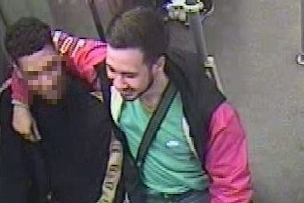 Die beiden Männer sitzen lachend in der U-Bahn. Polizei Berlin