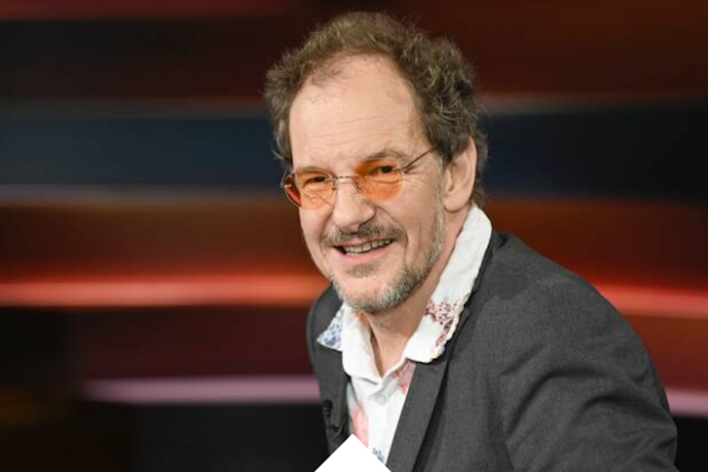 Geld oder Liebe? Kabarettist Chin Meyer kann diese Frage mit spitzer Zunge gut beantworten.