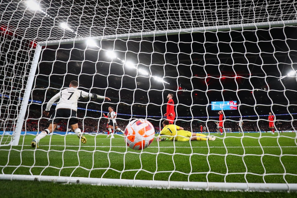Deutschlands Torschütze Kai Havertz (l) feiert sein Tor zum 3:3 gegen England. 