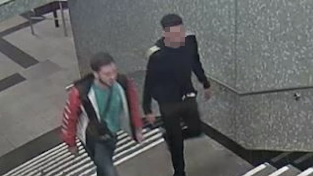 Der Tatverdächtige im schwarzen Trainingsanzug konnte identifiziert werden. Die Polizei bittet hinsichtlich des Begleiters weiterhin um Hinweise.