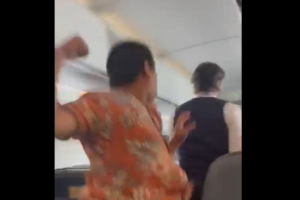 Der Passagier holt zum Schlag aus.