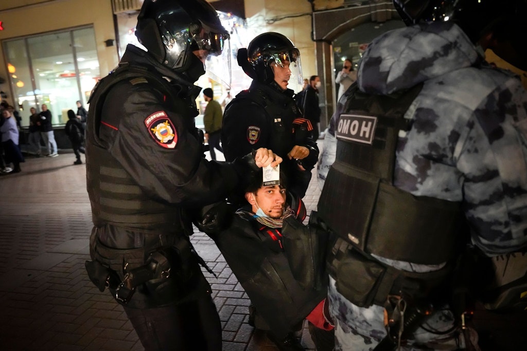 Festnahme bei Protesten in Moskau gegen die angekündigte Teilmobilisierung: 200 Kilometer von der Hauptstadt entfernt hat sich jetzt ein junger Russe aus Verzweiflung vor der drohenden Einberufung selbst angezündet.