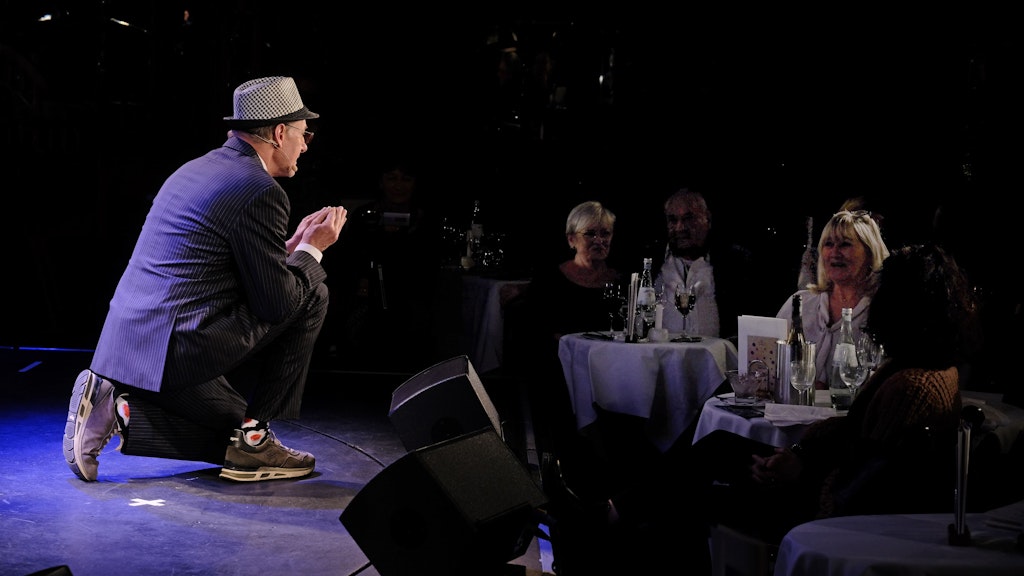 Chin Meyer in seiner neuen Show: Dort macht er aus den Liebesgeschichten der Zuschauer persönliche Love-Songs.