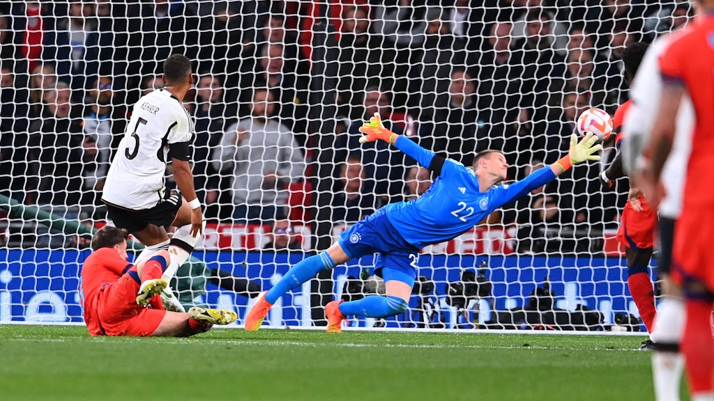 Mason Mount am Boden, England erzielt das 2:2. Thilo Kehrer (li.) und Marc-Andre der Stegen kommen zu spät.