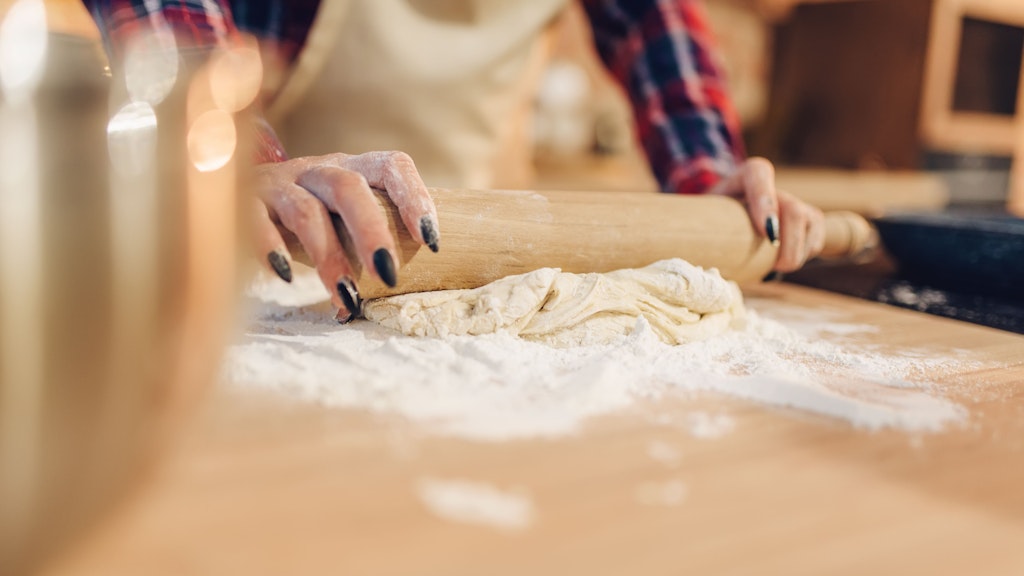 Das gefüllte Knoblauchbrot wird laut Rezept zweimal ausgerollt.