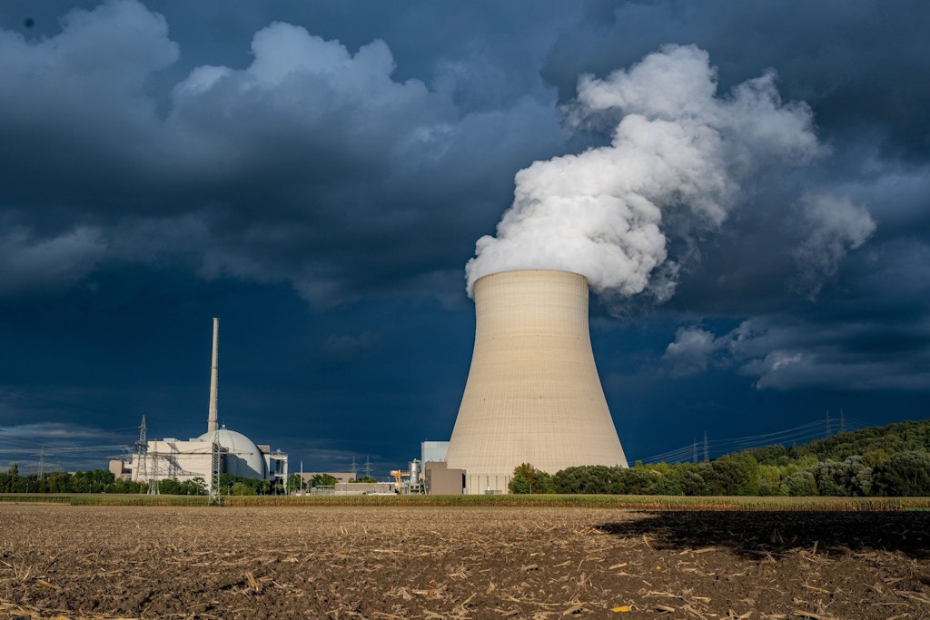 Wasserdampf steigt aus dem Kühlturm des Atomkraftwerks Isar 2.