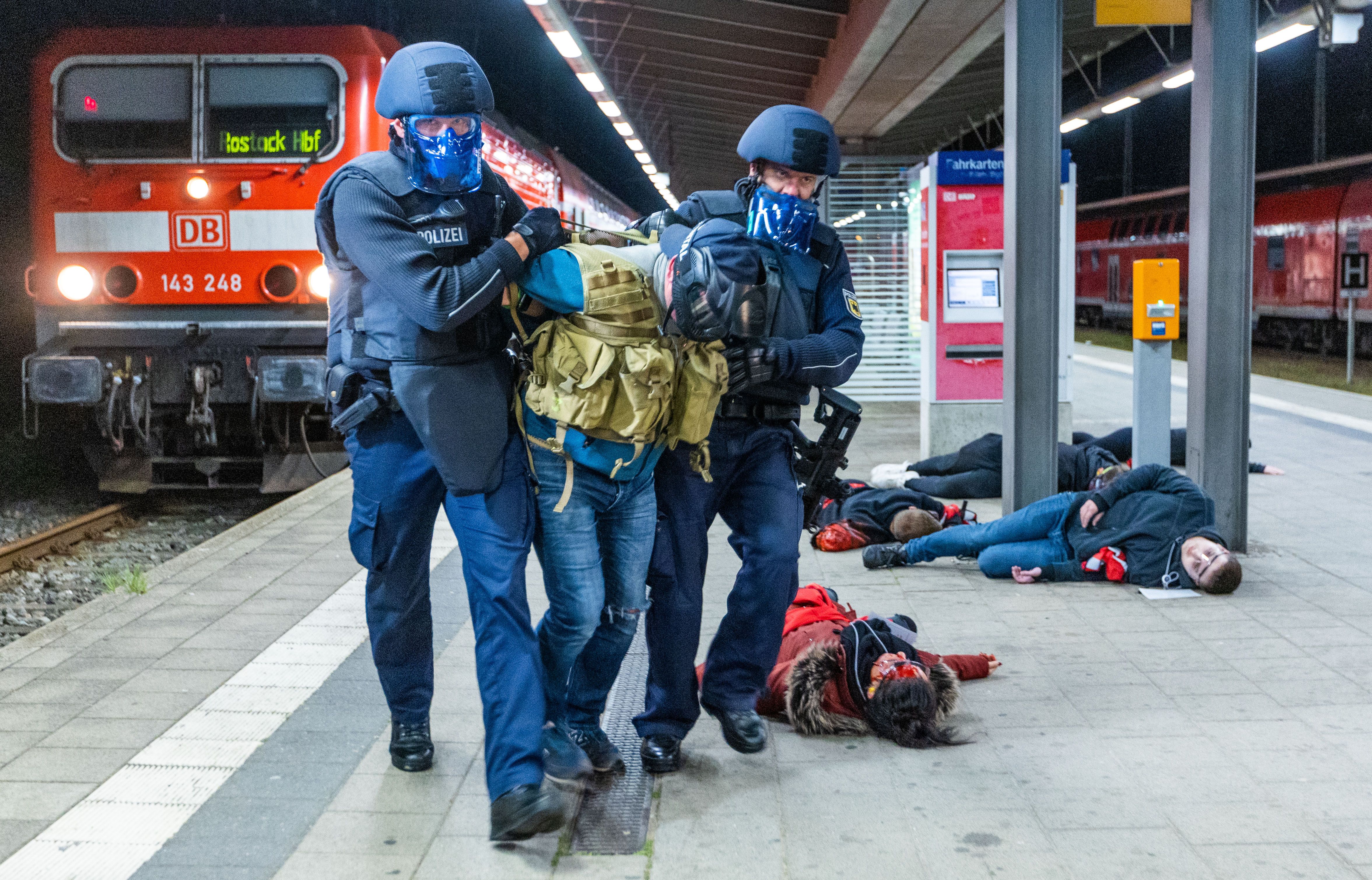 Schüsse, Geschrei Und Blaulicht Am Rostocker Hauptbahnhof: „Sind Die ...