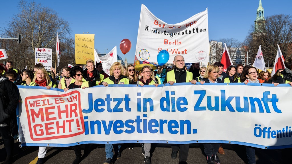 2019 streikten Kita-Beschäftigte Angestellte von Bezirksämtern und Senatsverwaltungen, Lehrer, sowie Polizei und Feuerwehr. Das Motto von damals ist noch immer aktuell. 