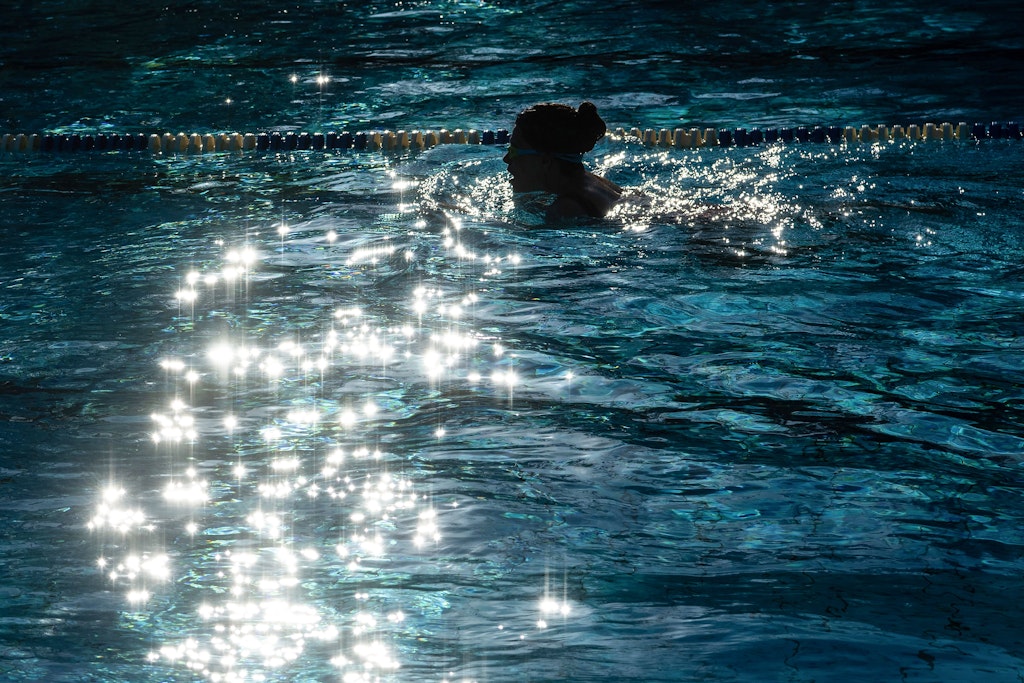 Zurzeit hat das Wasser noch 16 °C, aber es wird noch kälter: Im ungeheizten Prinzenbad wird auch im Oktober weitergeschwommen.