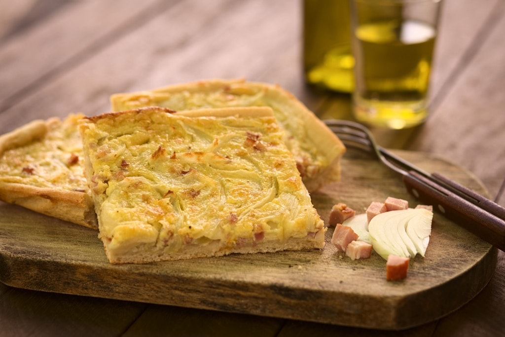 Frisch vom Blech schmeckt der Zwiebelkuchen am besten.