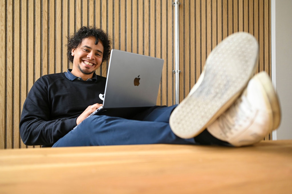 José arbeitet heute als Web-Entwickler bei Blinkist. Statt eines langwierigen Studiums startet er nach dem Coding-Camp gleich auf dem Arbeitsmarkt durch. 