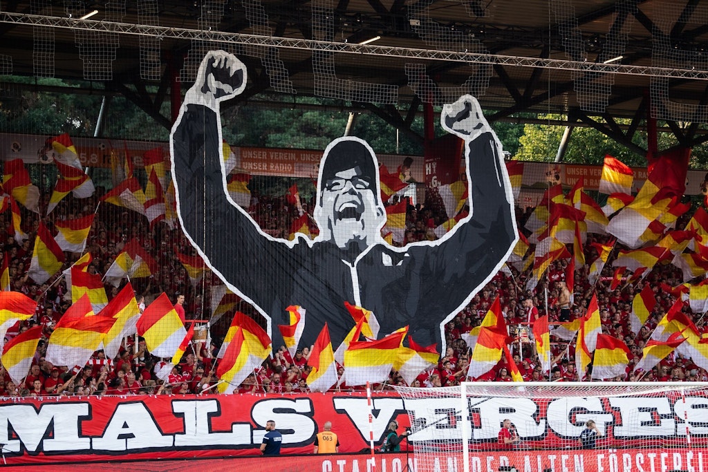 Die Fans des 1. FC Union auf der Waldseite wissen, welchen Anteil Trainer Urs Fischer am Erfolg hat und feiern den Schweizer regelmäßig.