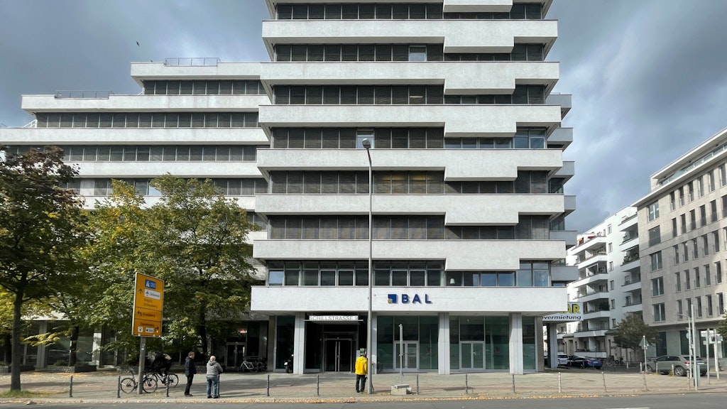 In diesem mehrstöckigen Bürohaus in Berlin ist die Bundesgeschäftsstelle der Alternative für Deutschland (AfD) untergebracht. Die Berliner Staatsanwaltschaft hat am Mittwoch die Räume durchsucht.