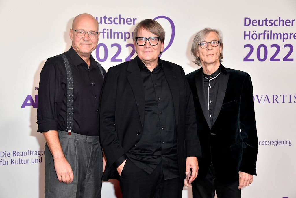 Das Trio „Regener Pappik Busch“ mit Sven Regener (Mitte) sorgte beim Hörfilmpreis in Berlin für die musikalische Unterhaltung. Das Trio spielte Jazz.