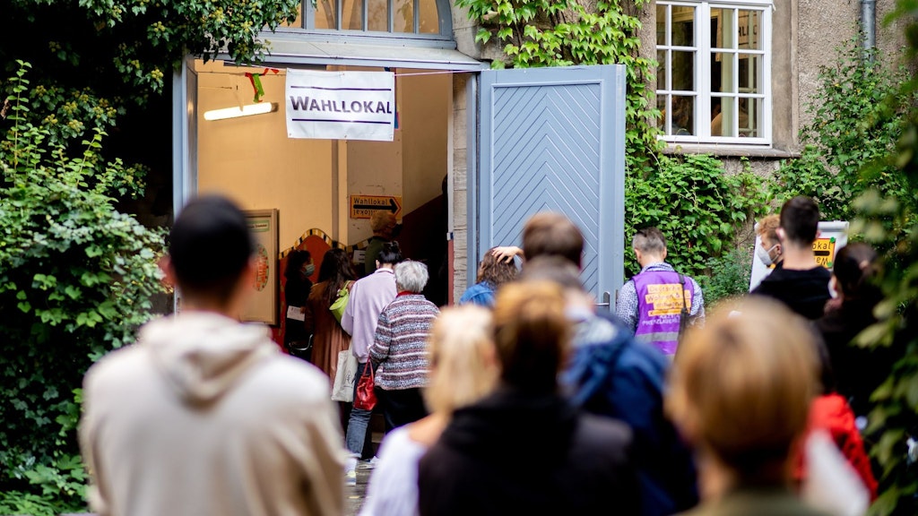 Wie hier im Stadtteil Prenzlauer Berg standen die Wähler in langen Schlangen vor einem Wahllokal – manche bis weit nach 18 Uhr.