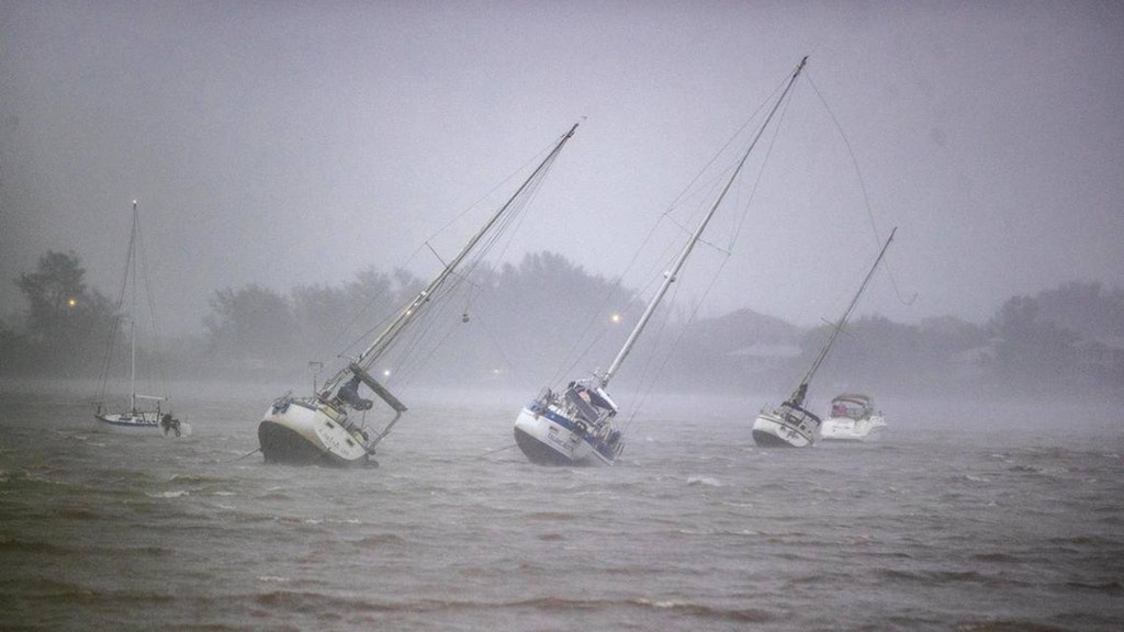 Segelboote, die in der Roberts Bay vor Anker liegen, werden von schnellen Winden umhergeweht.