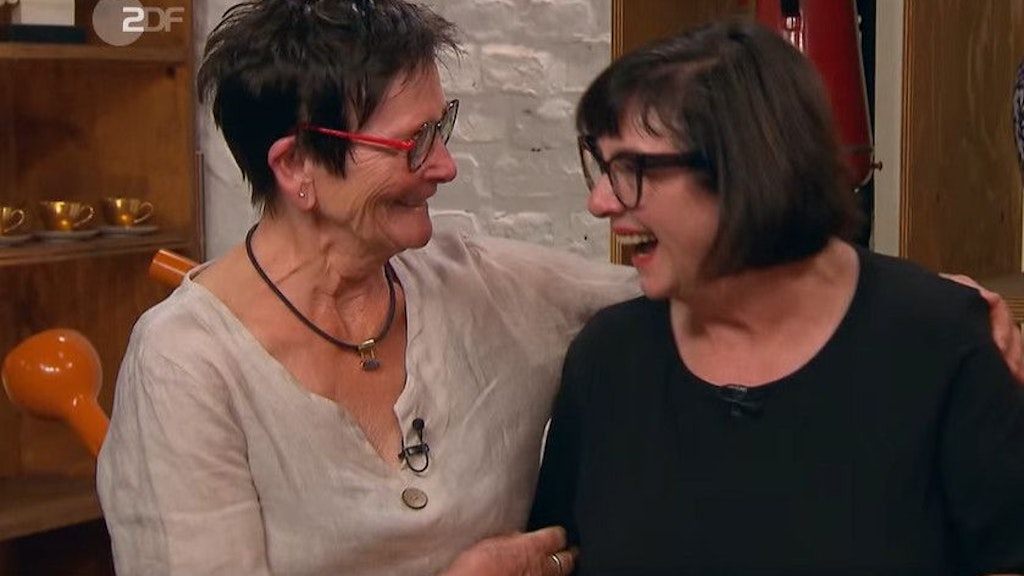 Der Moment, wenn man erfährt, dass es sich um ein besonders Kleinod handelt, was man bei „Bares für Rares“ verkaufen möchte. Astrid (r.) braucht Halt von ihrer Freundin.