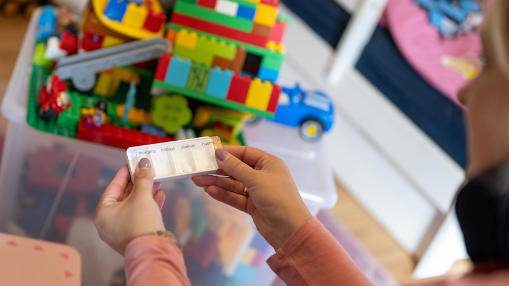 Im Kinderzimmer zeigt Jule Reuter die Tabletten, die sie wegen ihrer Epilepsie nehmen muss.