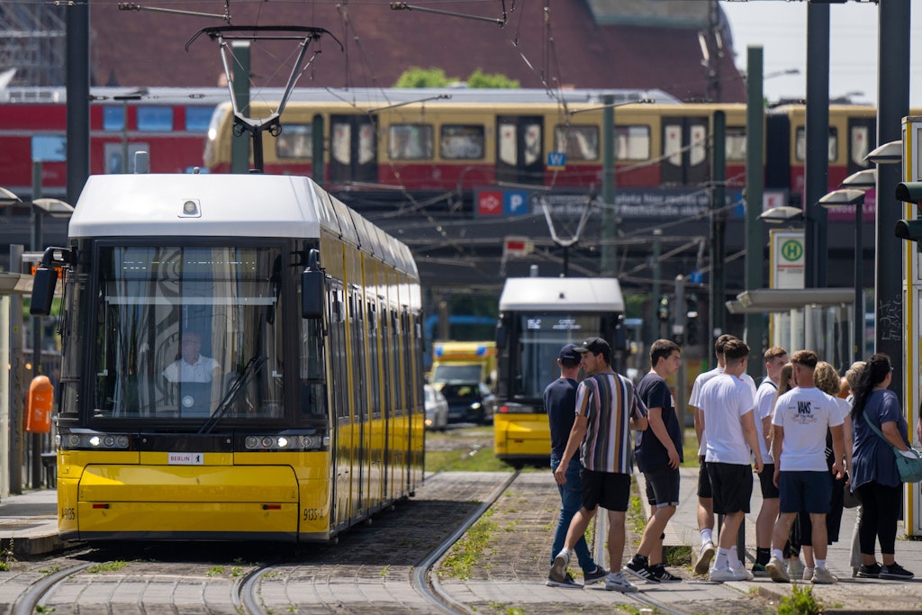 Am Alexanderplatz kreuzen sich S-Bahn, Regio-Züge und Straßenbahn. Die Ticketpreis sollen ab 2023 steigen, aber nur für Brandenburger.