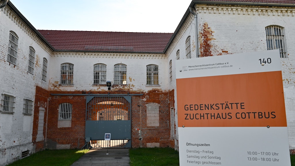 Der Eingang zur Gedenkstätte Zuchthaus Cottbus vom Verein Menschenrechtszentrum Cottbus e.V.