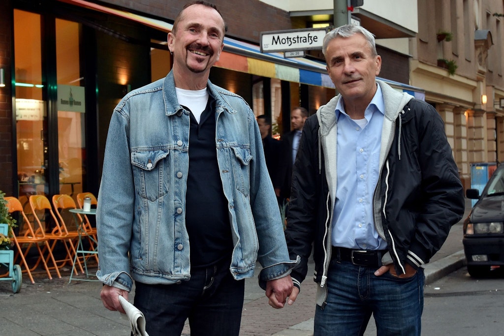 Karl Kreile (l) und Bodo Mende spazieren im September 2017 durch Berlin. Das Paar ist seit 1979 zusammen und gehörte zu den ersten, die ihre eingetragene Lebenspartnerschaft in eine Ehe umwandeln ließen. 