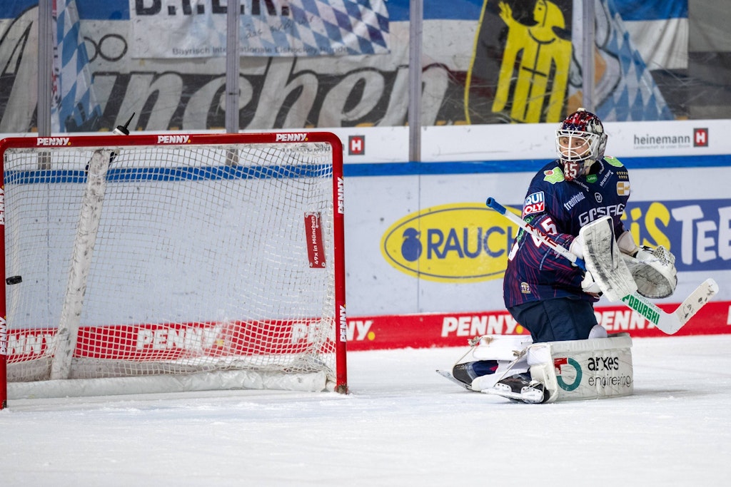 Wieder klingelt es im Bären-Kasten. Keeper Tobias Ancicka schaut dem Puck hinterher. 