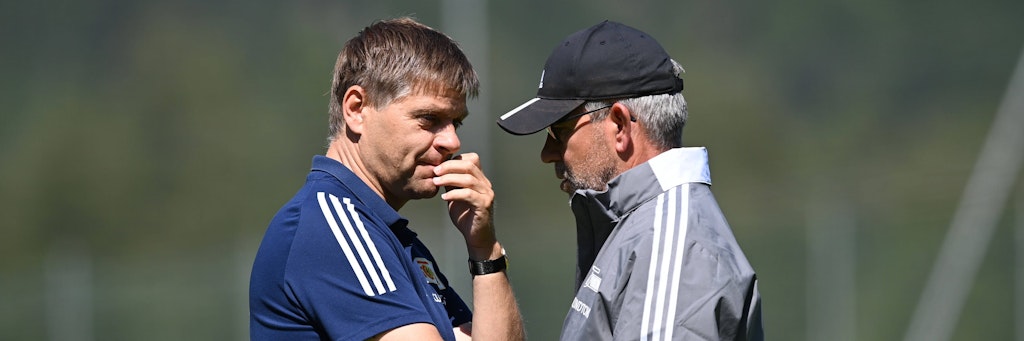 Oliver Ruhnert im Gespräch mit Urs Fischer, dem Cheftrainer des 1. FC Union.